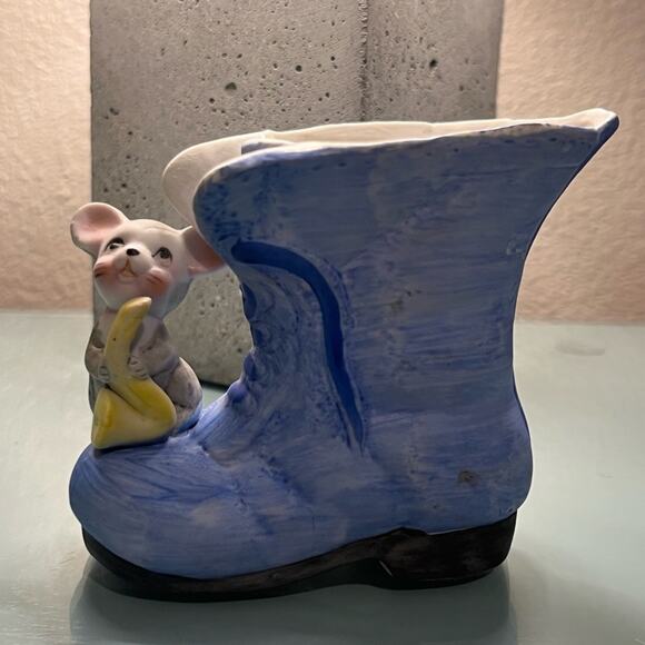 Vintage Ardco mouse sitting on boot planter - Picture 1 of 10